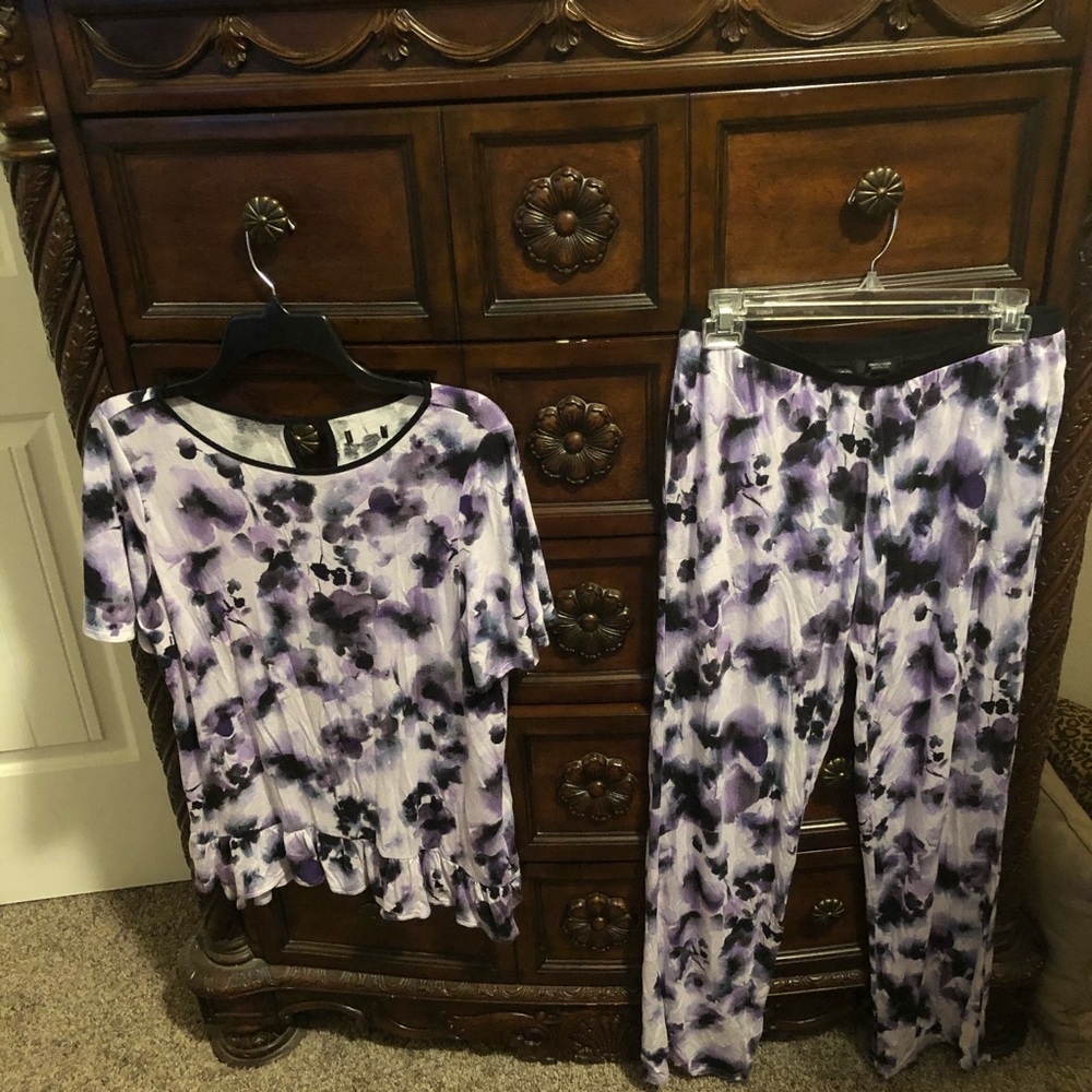 Vera Wang pj set, size M. Like new condition. Wore 1x, so pretty!!
